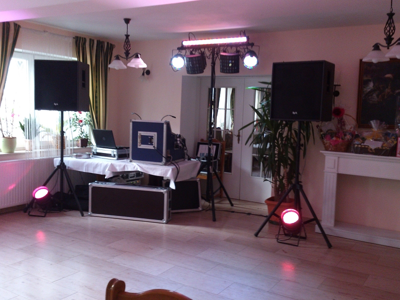 2 Fullrange Boxen auf Stative